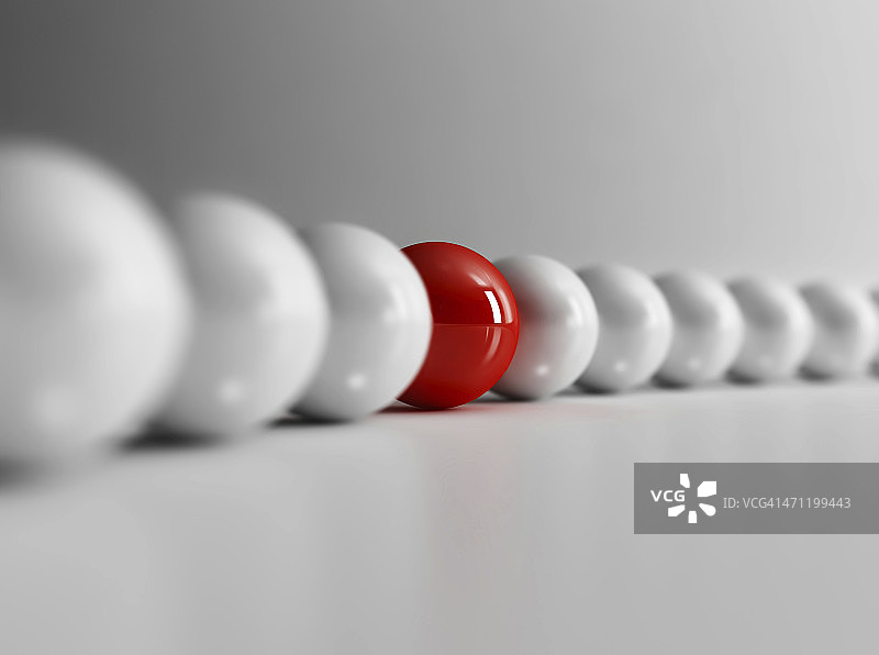 白色链条中的红色球体图片素材