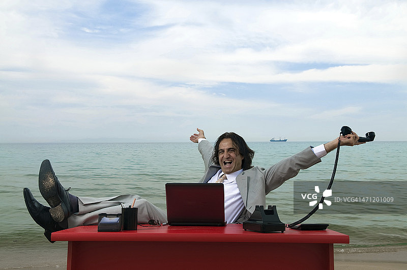 在海滩上工作的商人图片素材