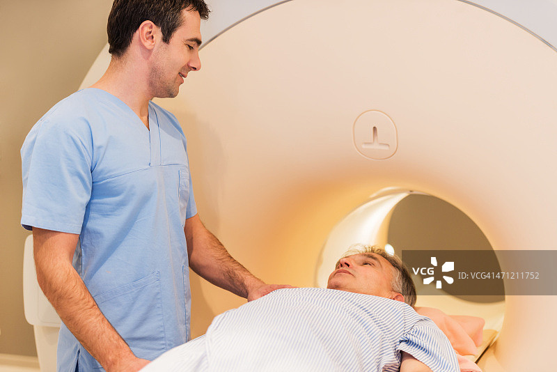 放射科医生与中年患者交流图片素材