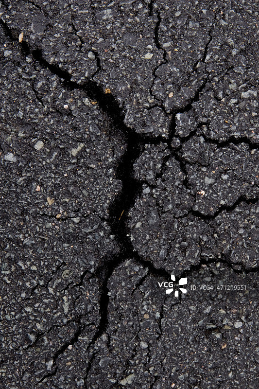 特写：深灰色开裂的沥青路面图片素材