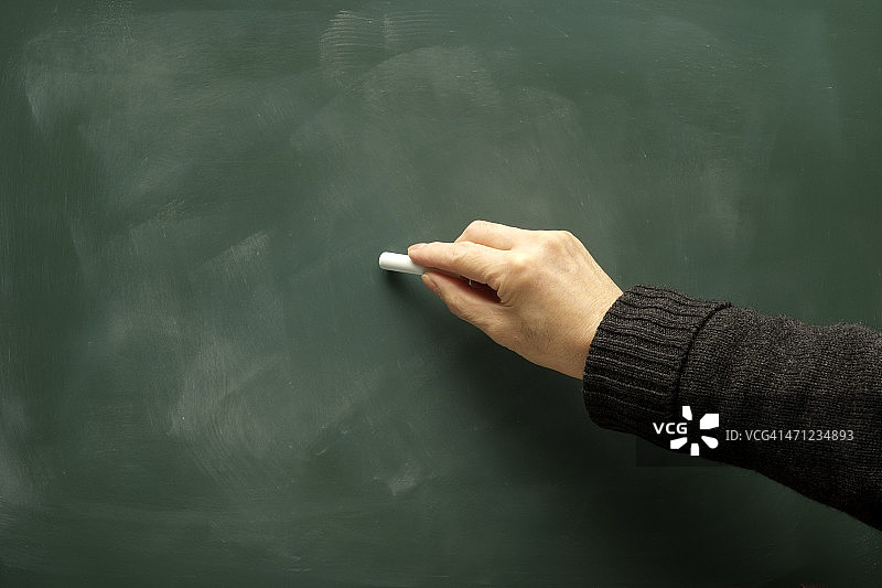 在黑板上书写图片素材