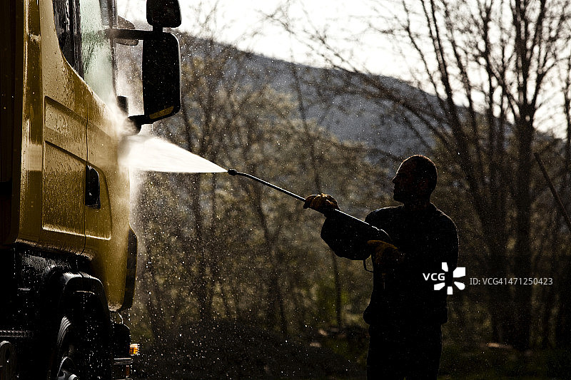 中年男人在洗卡车图片素材