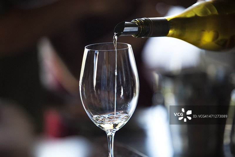 倾倒白葡萄酒图片素材