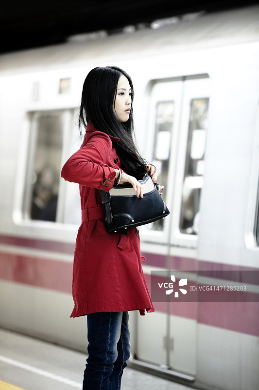 在地铁站的可爱亚洲女性图片素材