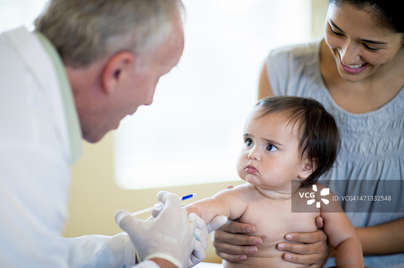 正在打针的女婴图片素材
