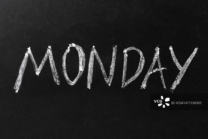 黑板上的星期一粉笔字图片素材