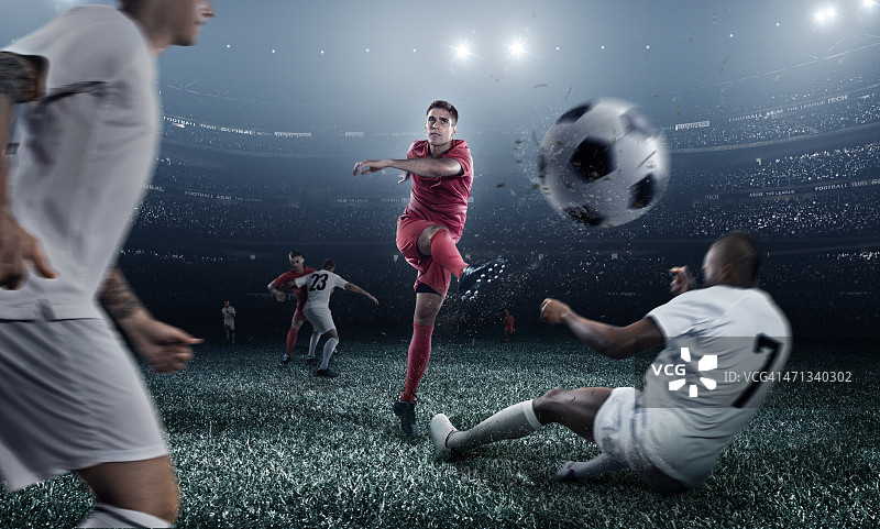 在体育场踢球的足球运动员图片素材