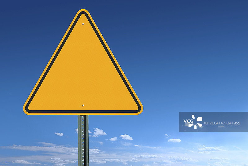 蓝天背景上的空白三角形警告标志图片素材