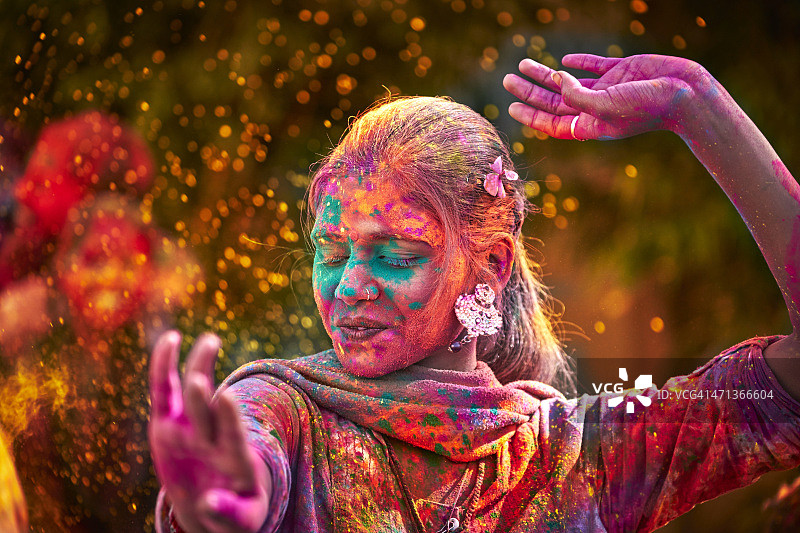 侯丽节期间面部涂色的印度女子舞蹈肖像图片素材