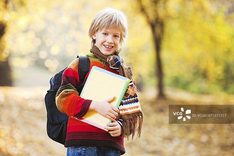 在公园里微笑的年轻男学生图片素材