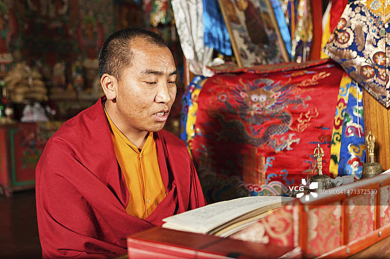 藏族僧侣在法会上祈祷图片素材