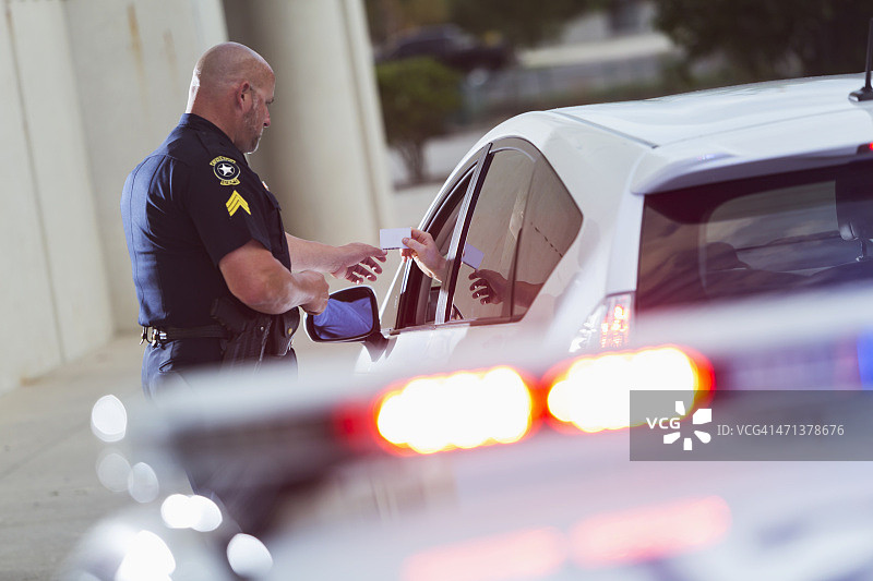 警察要求司机出示证件图片素材