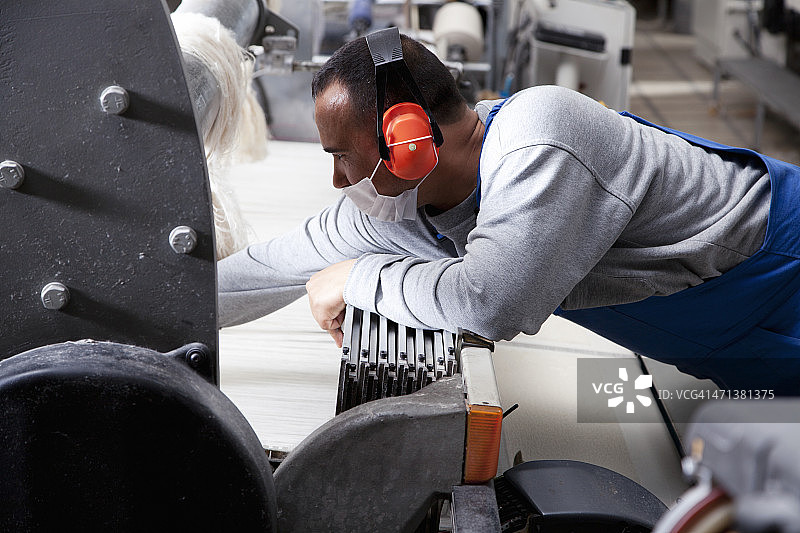 纺织厂的纺织工人图片素材