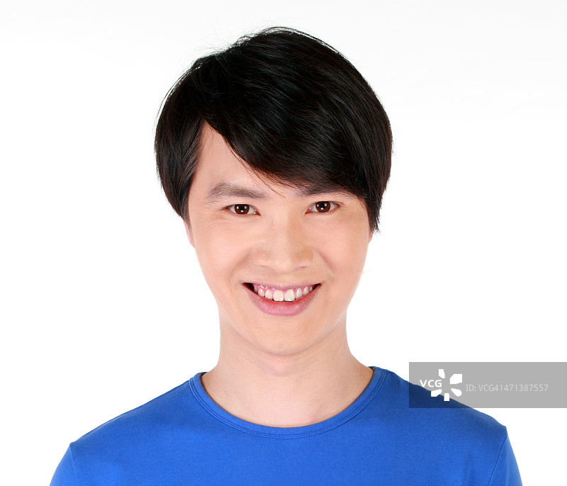 微笑的亚洲男人，白色背景图片素材