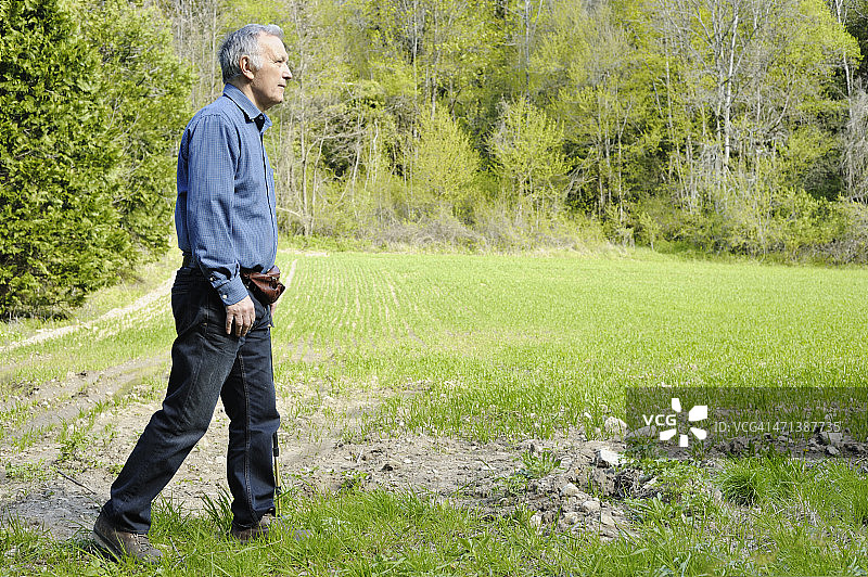 户外健康的年长男人图片素材