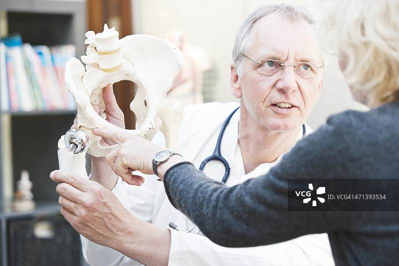 年长医生向女患者讲解全髋关节置换术图片素材