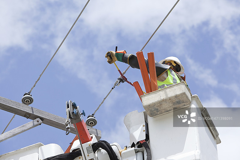 电力公司线路工剪断跨接线图片素材