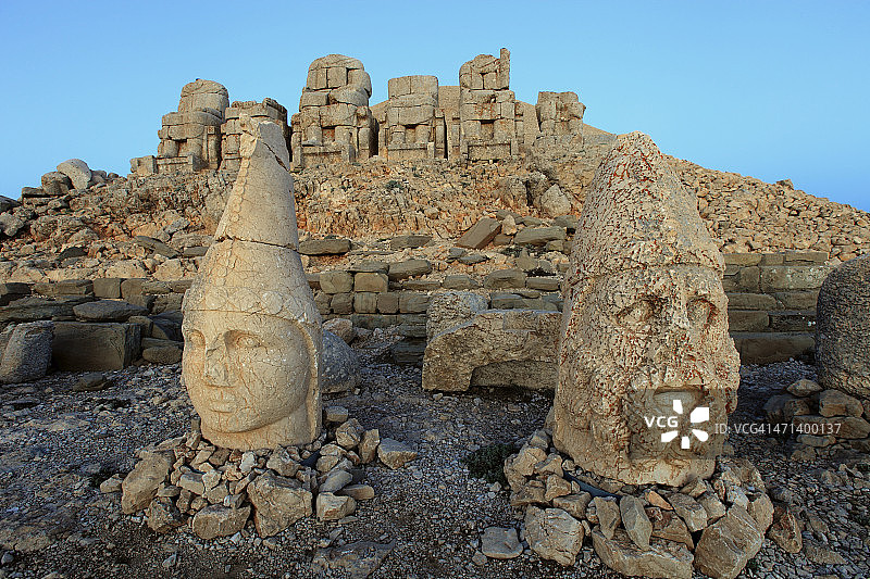 内姆鲁特山的古代雕像图片素材