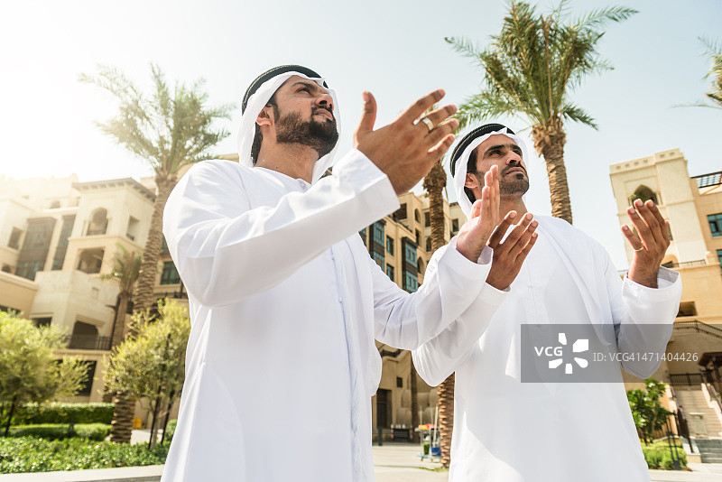 两位谢赫向上祈祷图片素材