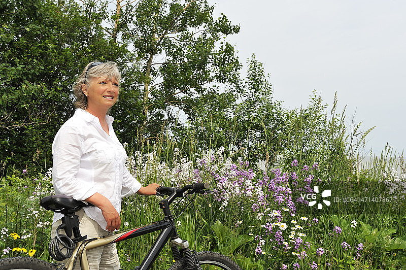 在鲜花附近骑自行车图片素材