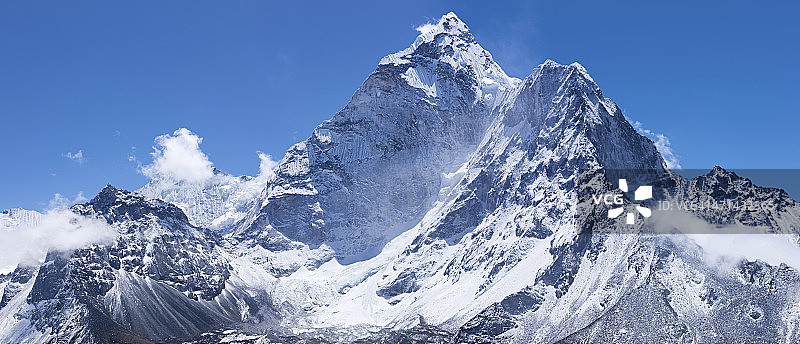阿玛达布拉姆峰：喜马拉雅山脉风光图片素材