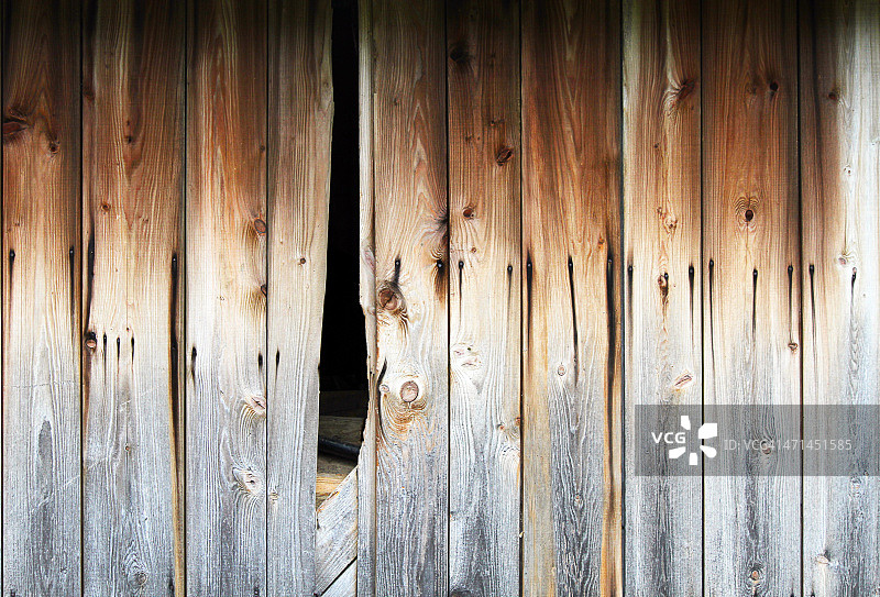 谷仓墙壁上的破洞图片素材