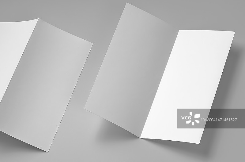 白色背景上的四页折叠空白宣传单图片素材