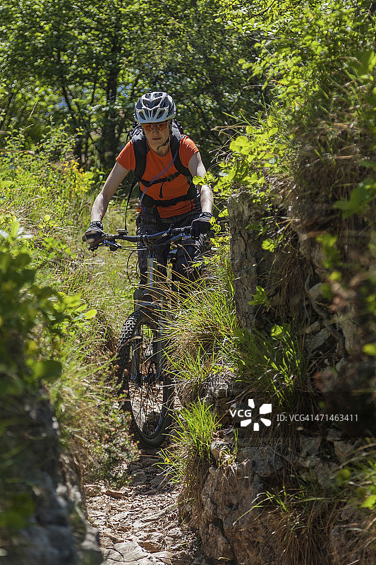 面对瓶颈图片素材