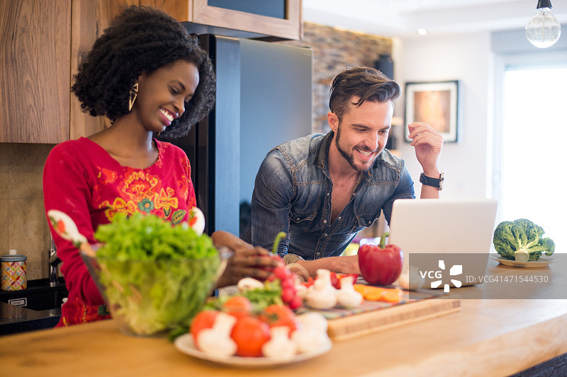 在厨房里的多民族情侣图片素材