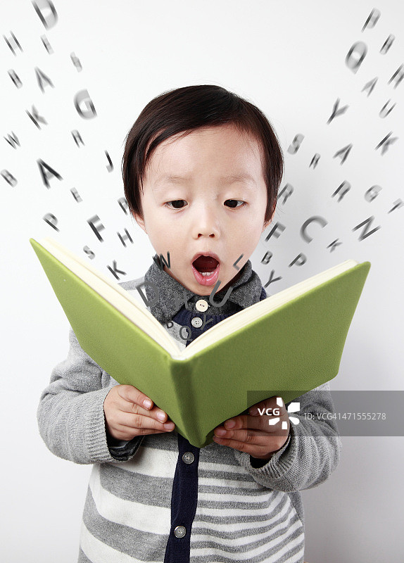 可爱的亚洲儿童与书籍图片素材