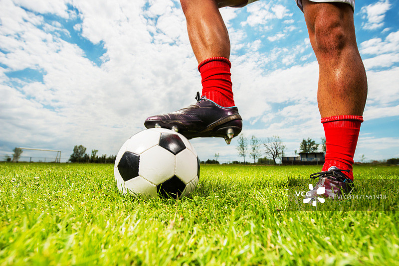足球上的人腿图片素材