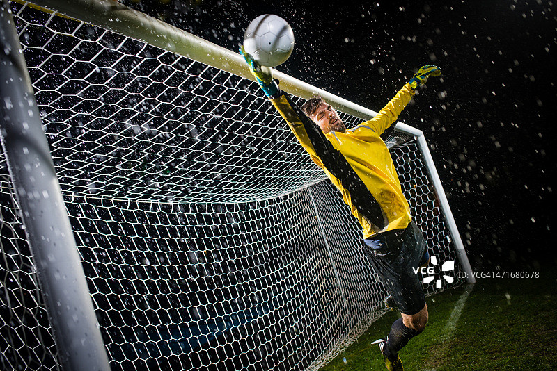 足球守门员跳跃接球图片素材