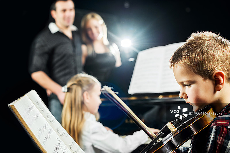 自豪的父母和他们的孩子图片素材