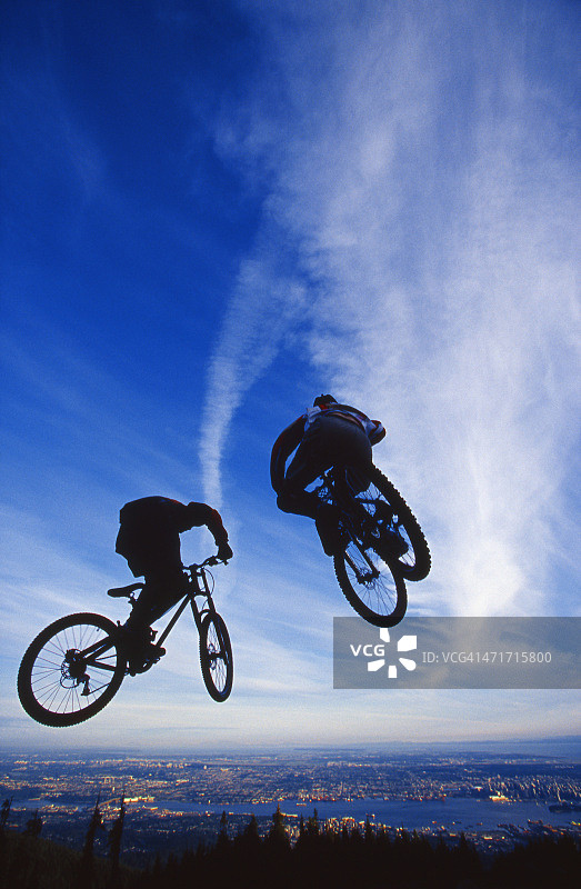 两位山地自行车骑手图片素材