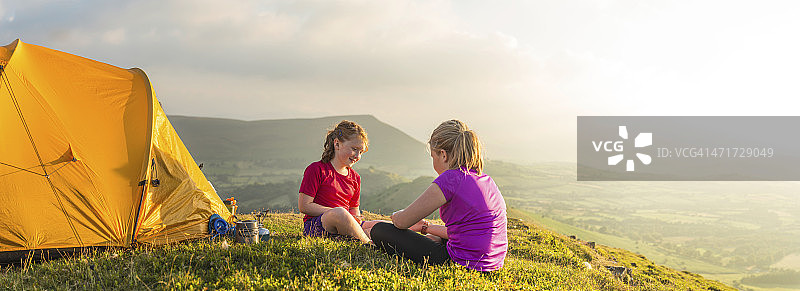 儿童夏季山谷露营图片素材