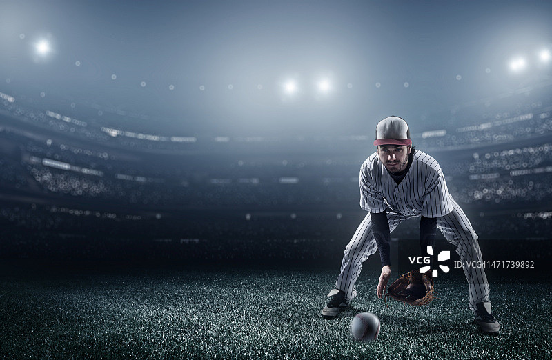 棒球运动员在体育场接球图片素材