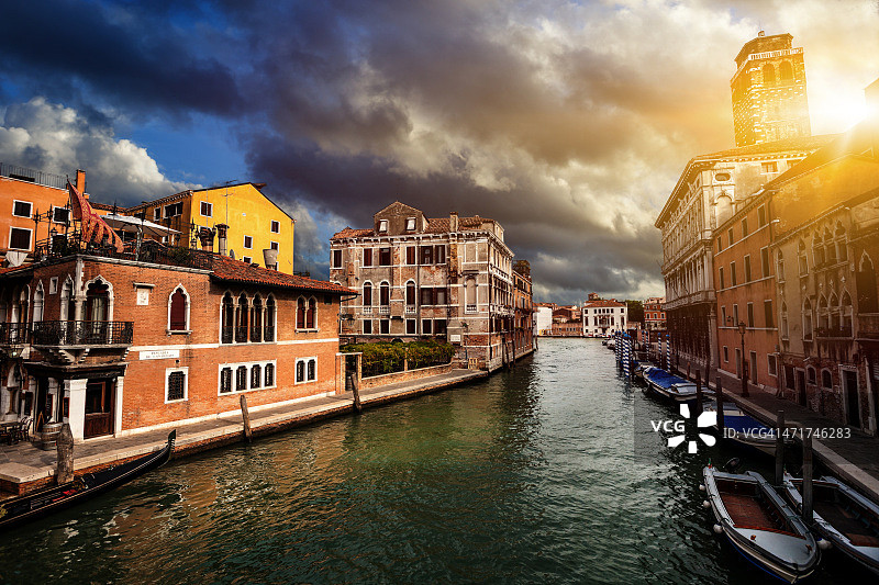 威尼斯运河美丽的日落图片素材