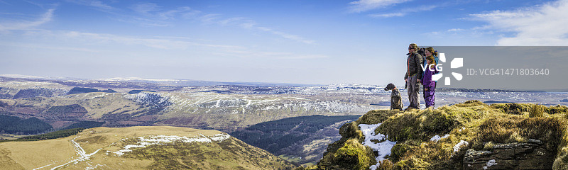 家庭母亲和孩子们在山顶远足，俯瞰全景图片素材