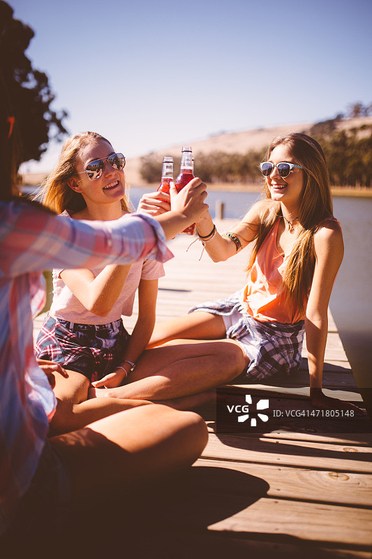 暑假里用含酒精饮料干杯的少女们图片素材