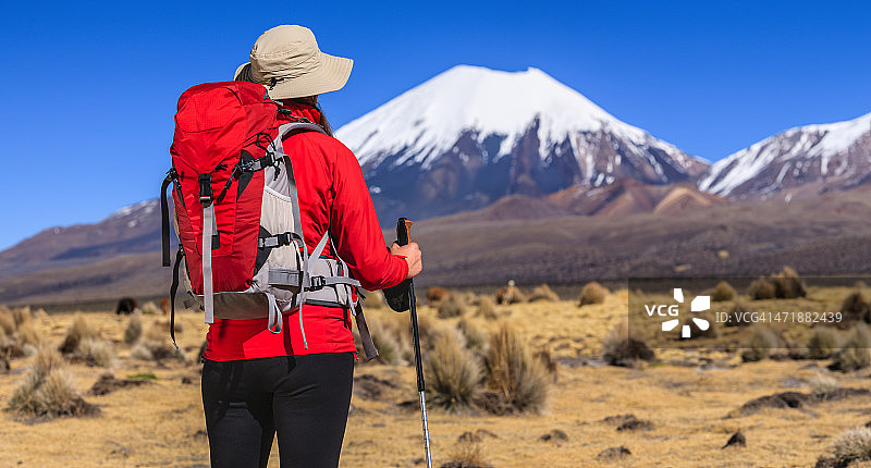 女游客在玻利维亚高原上眺望帕里纳科塔火山图片素材