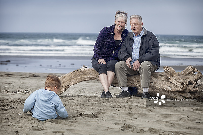 快乐的老年夫妇在海滩上图片素材