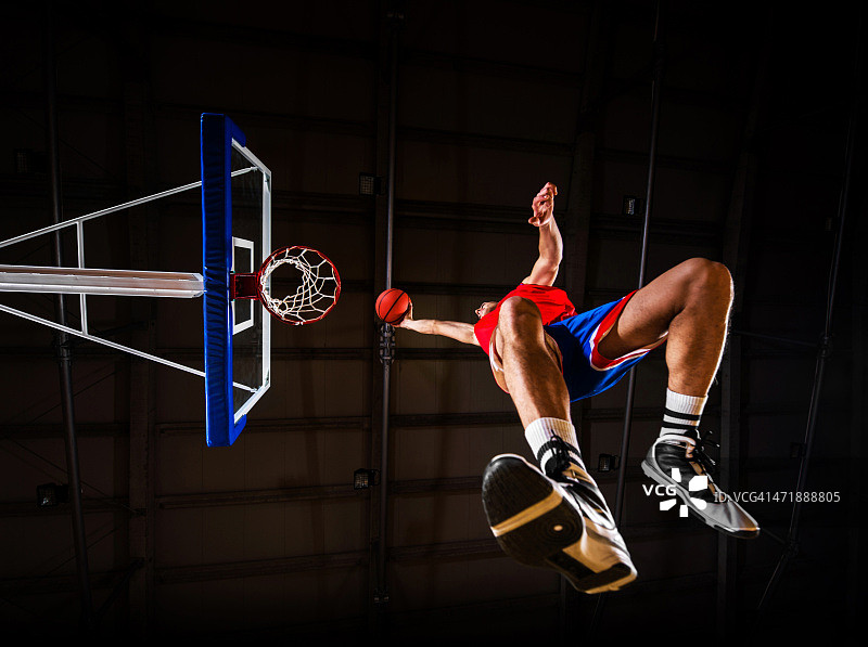 篮球运动员扣篮的仰视角度图片素材