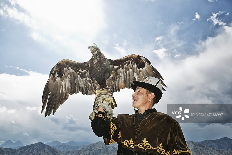 传统的吉尔吉斯猎人手持鹰图片素材