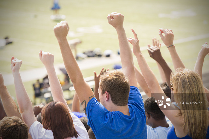 在体育场看台上欢呼庆祝的体育迷图片素材