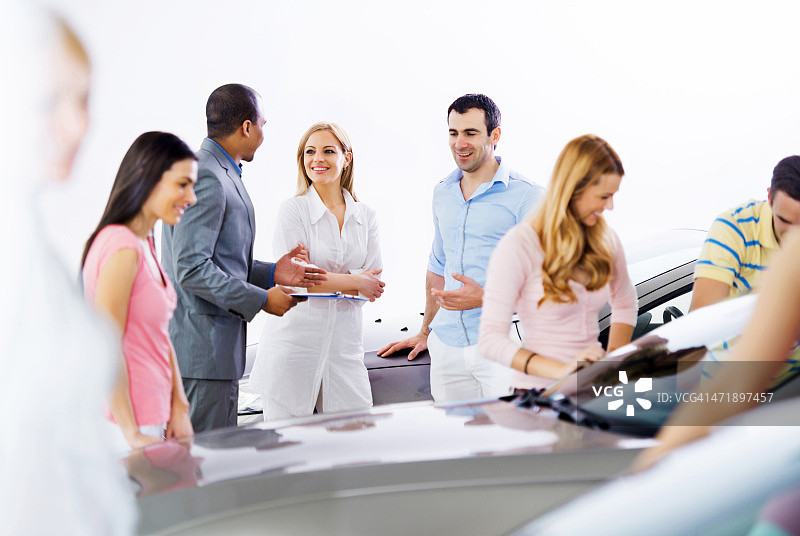 展厅中的一群人图片素材