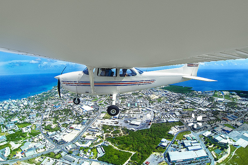 飞行中的飞机图片素材