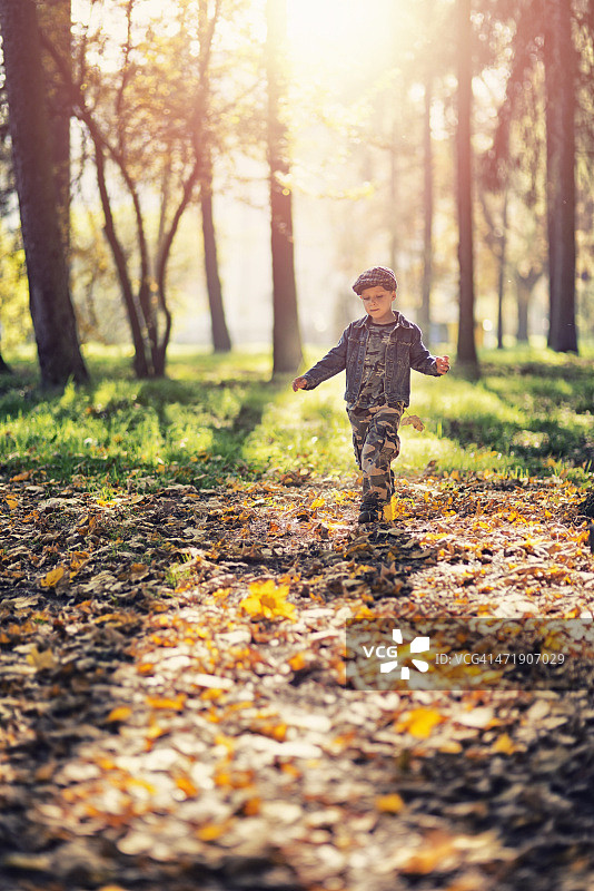 小男孩享受秋天图片素材