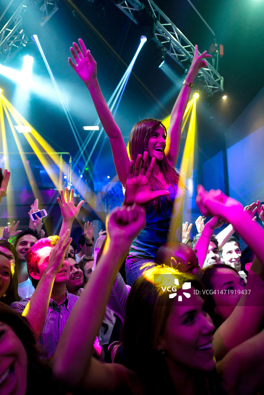 快乐的女人在音乐会上图片素材