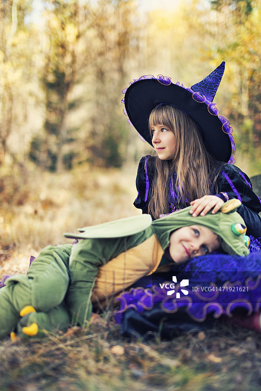 带着宠物龙的小女巫图片素材