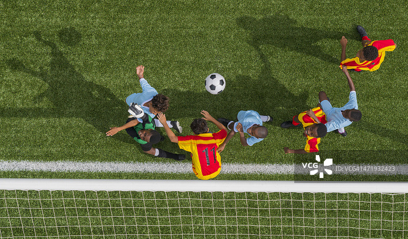 踢足球的男孩们图片素材